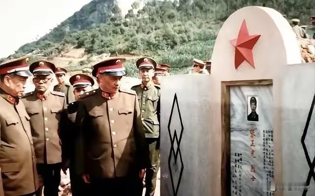 卸任前的最后奔赴，这一幕看哭无数人1985年6月，张铚秀将军即将卸任昆明军