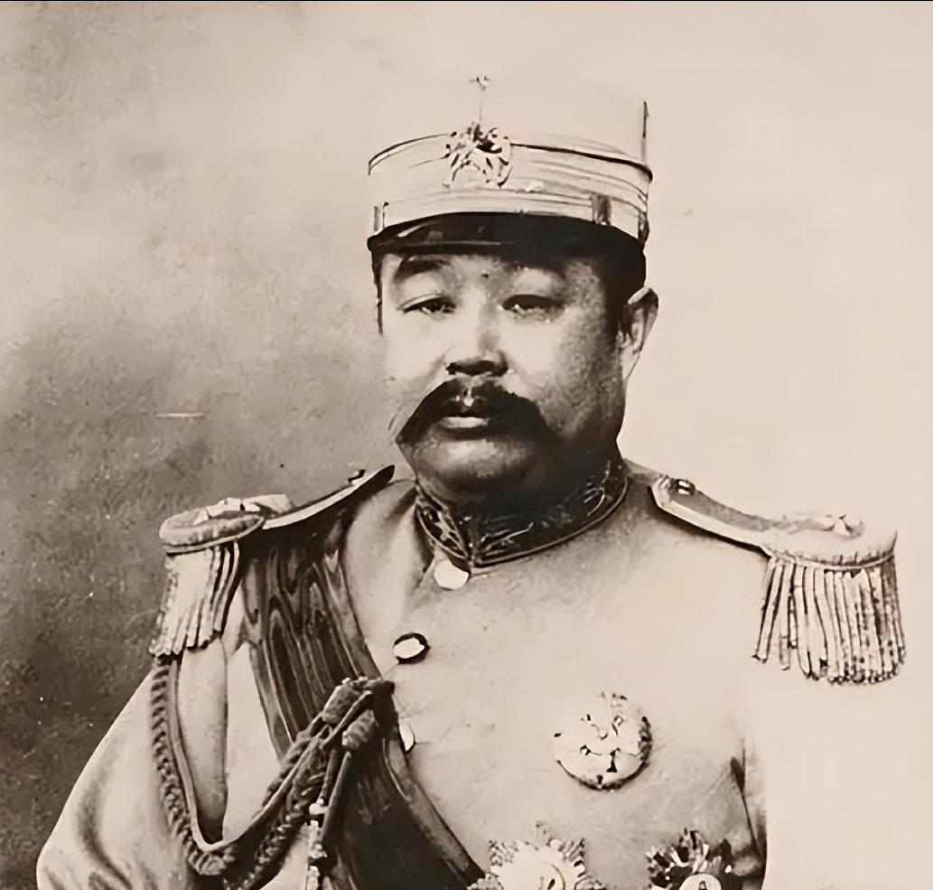 民国副总统黎元洪借宿在部下家中，睡梦中隐约觉得有些不对劲，他的裤子湿了一片。他急