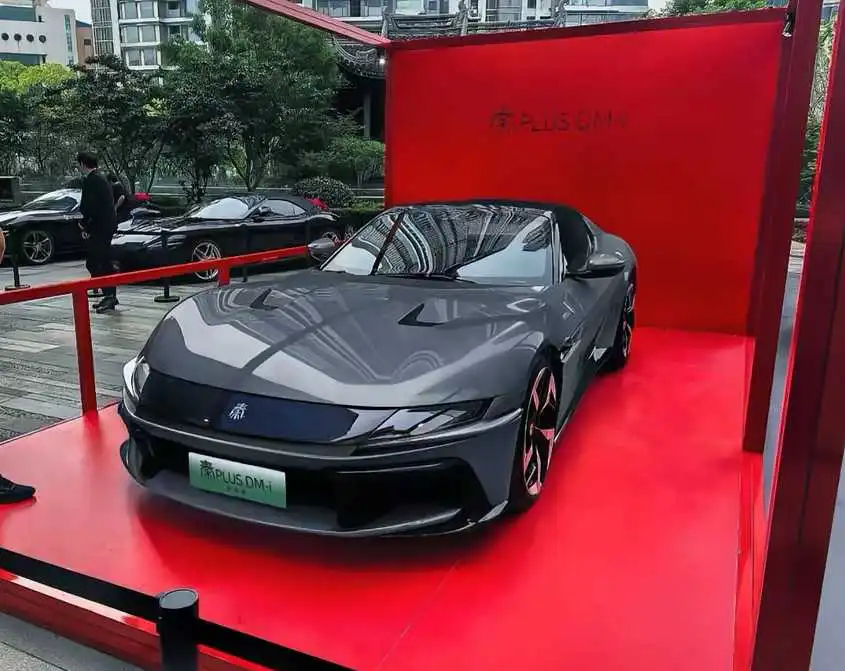 比亚迪秦也开挖了两个孔。