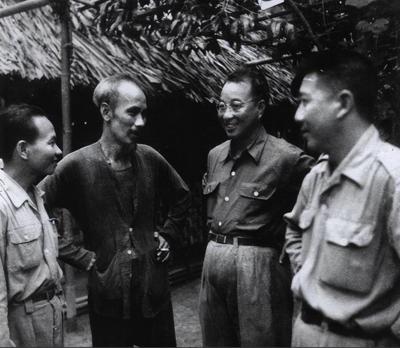 1950年，武元甲部久攻法军不下，武竟向陈赓建议：要不先撤下来歇一歇？陈赓怒喊：