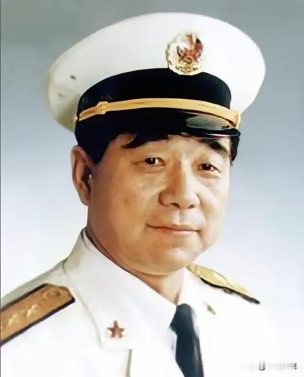 石云生，1940年1月生，辽宁抚顺人。1956年7月参加解放军，1960年2月加