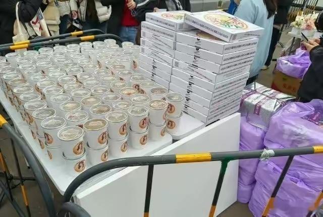 李一桐在金枝开机仪式上给粉丝逆应援了三百个奇葩和奶茶之前晚上有一次粉丝来接李一桐