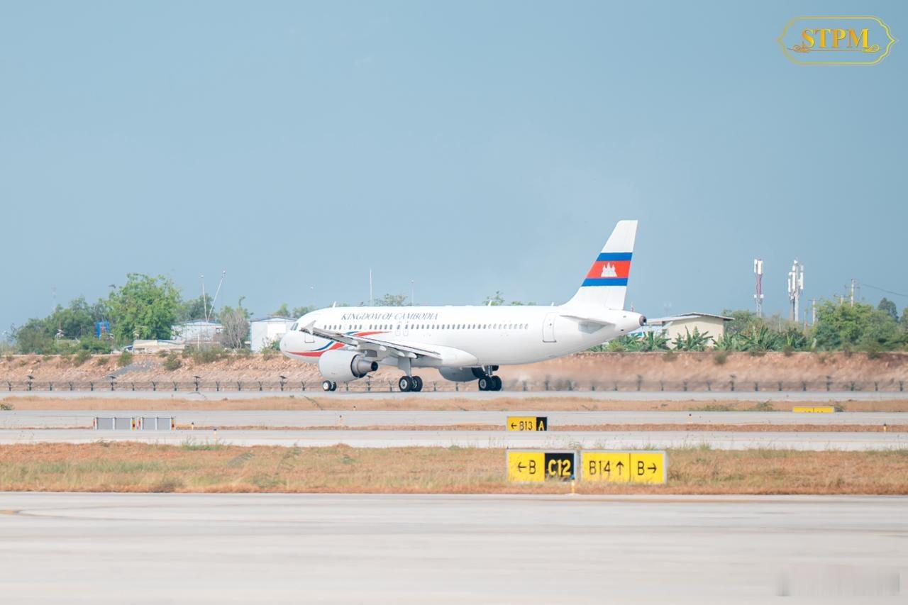 柬埔寨王室🇰🇭2月27日，西哈莫尼国王和母亲莫妮列太后离开国内前往中国🇨