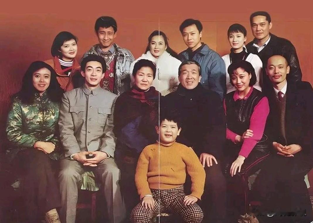 仔细一看，后排就认得出疏眉朗目，气宇不凡的胡亚捷；明眸善睐，温婉如莲的史兰芽；还