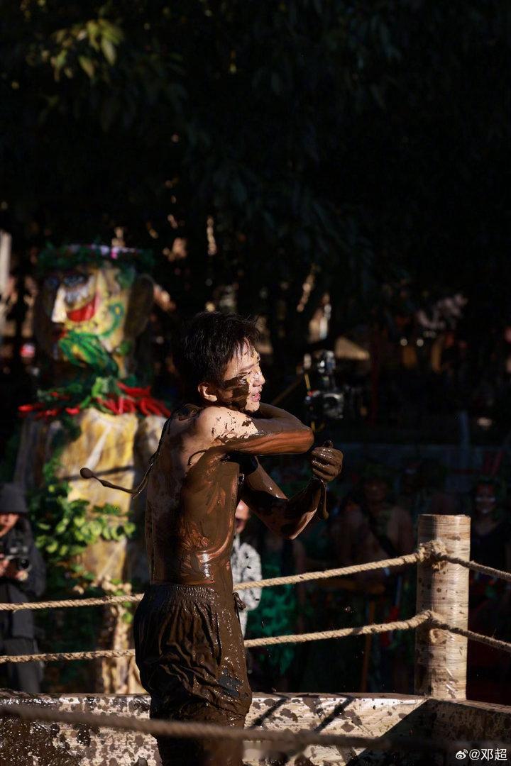 邓超问鹿晗身材不难看吧47岁邓超的腹肌秀来得猝不及防：“我身材不难看吧？”鹿