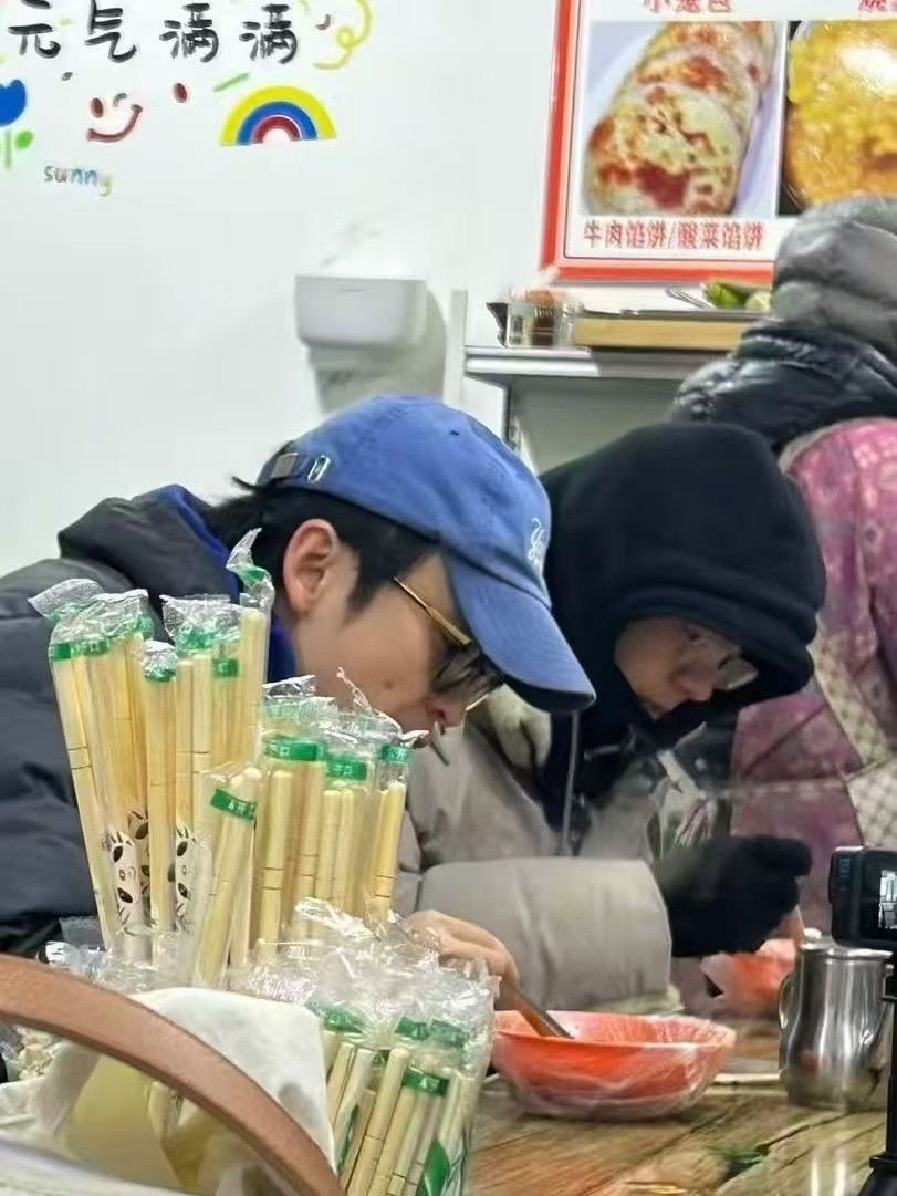 逛早市偶遇刘昊然董子健吃早餐偶遇刘昊然董子健逛早市偶遇到刘昊然和董子健了