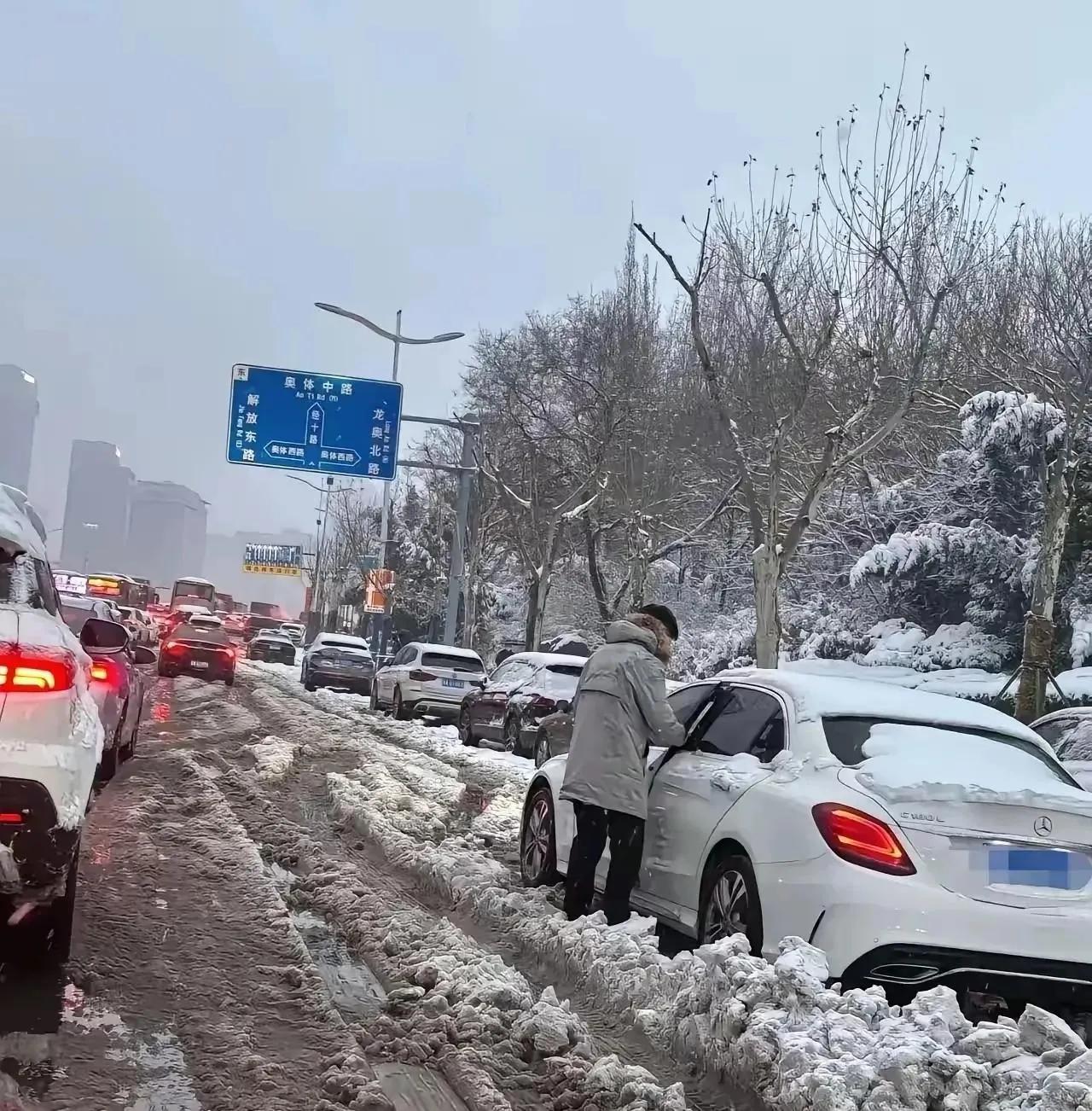 下暴雪天，济南静态交通集团被骂了。不过被骂也是咎由自取，济南静态交通做的实在是不