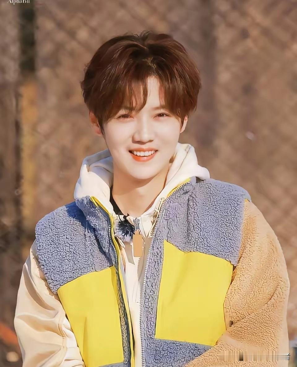 五哈真是六，鹿晗演唱会那么忙真的有时间拍摄五哈吗？鹿晗经历了2025年应该不一