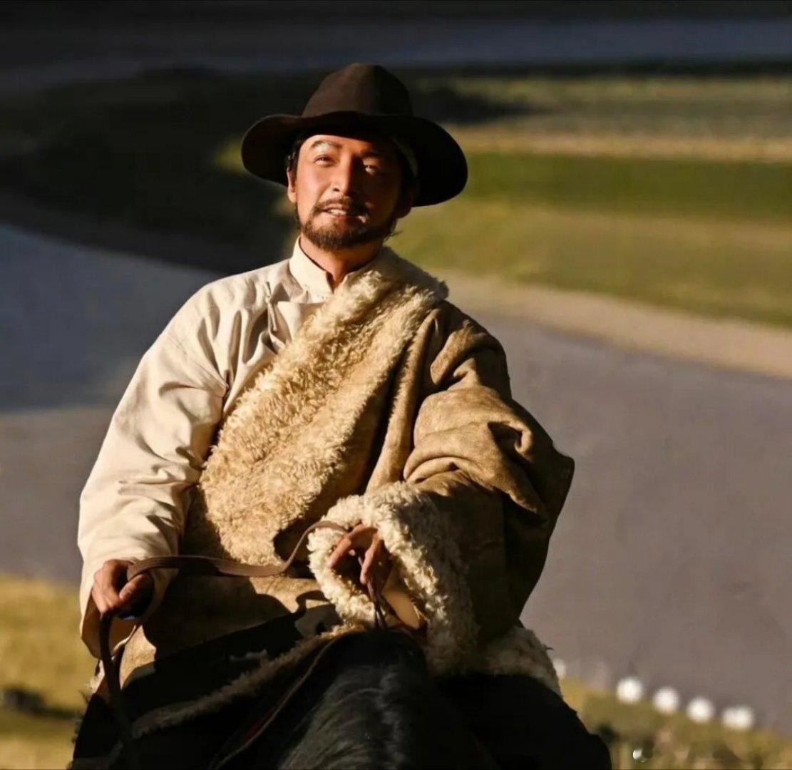 胡歌、吴克群同登人民日报：真正的明星，从不用名气装光环一个人真正的厉害，从来不是