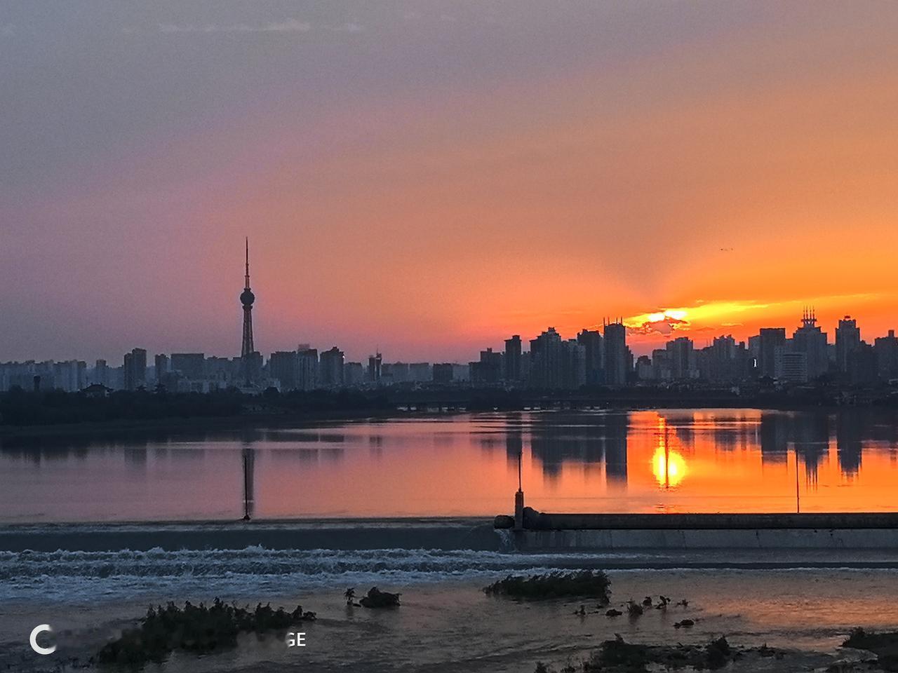 想知道医生对患者晕倒在诊室外面是什么反应吗？今天去医院看病。等待时间过长，我