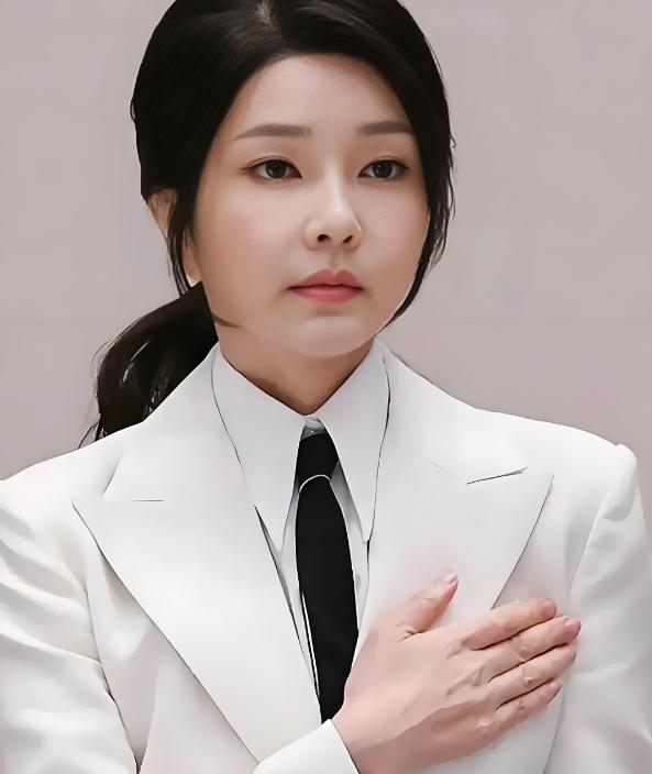 金建希的苦难开始了，她成了韩国宪政史上首位拘留状态下被起诉的前总统夫人。当地时间