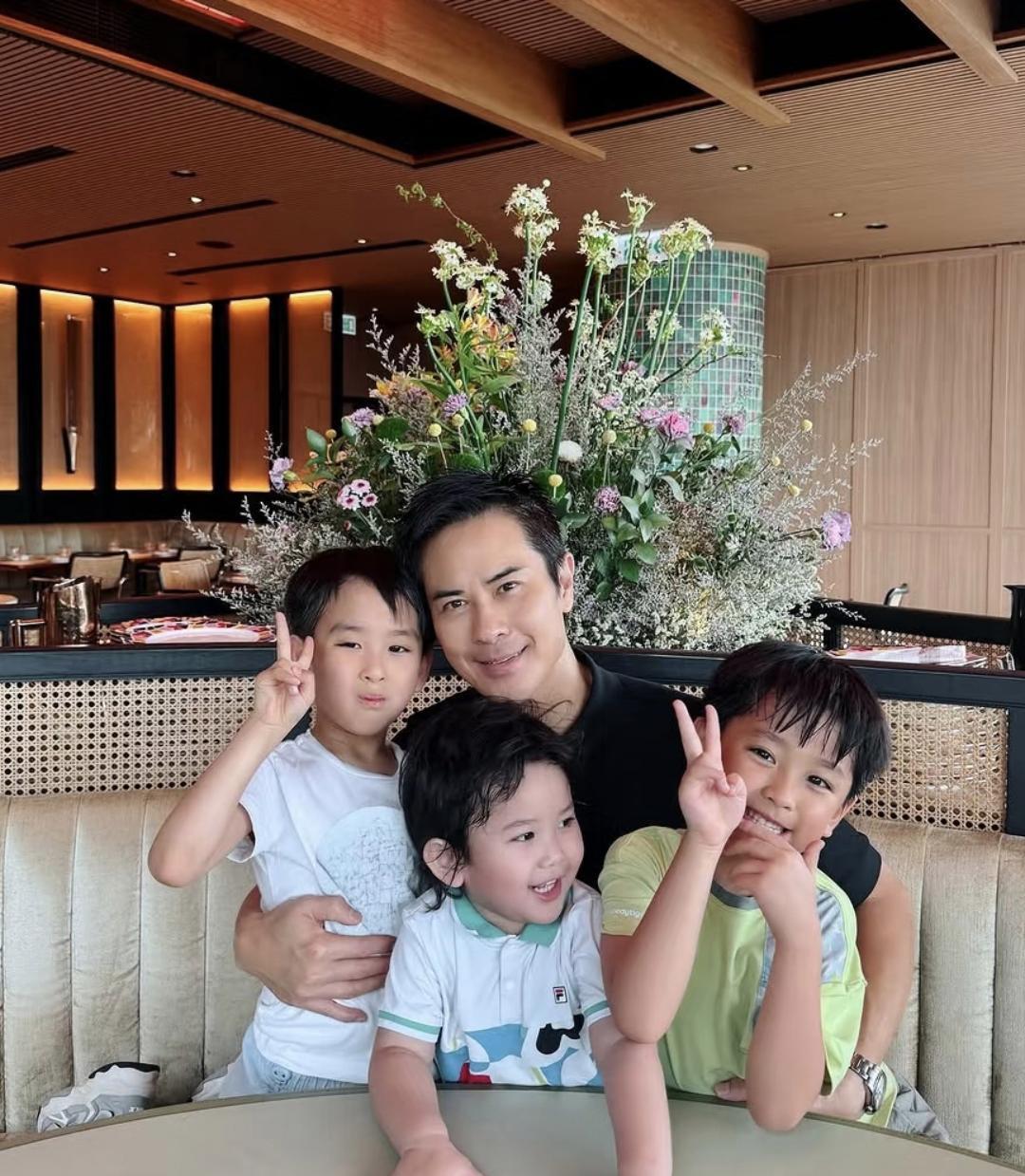郑嘉颖带三个儿子到餐厅吃饭，父子四人看起来关系真好！小儿子好像混血儿，长得太萌了