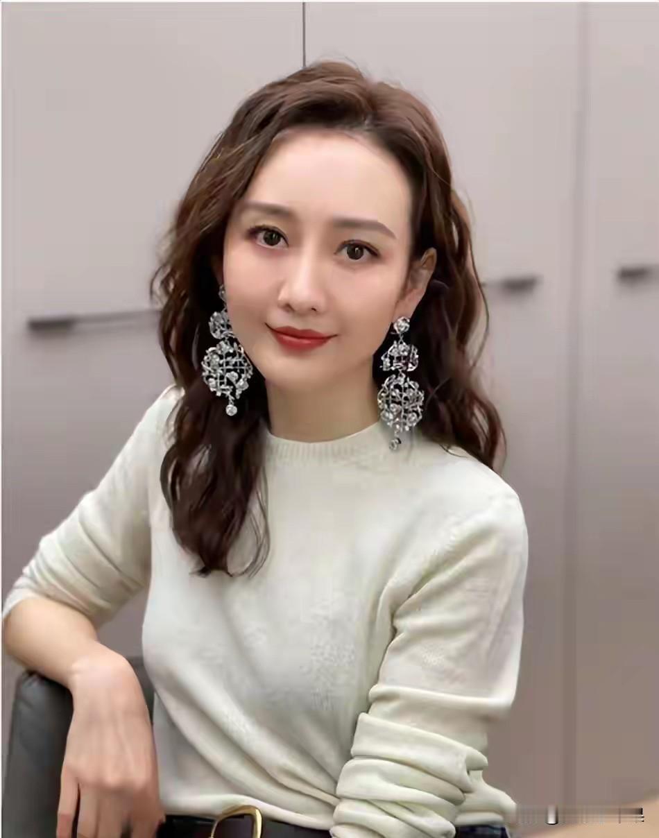 王鸥是发自肺腑的想好好疼爱女儿的，就像弥补一个当年缺爱的自己。她生来是被当做累