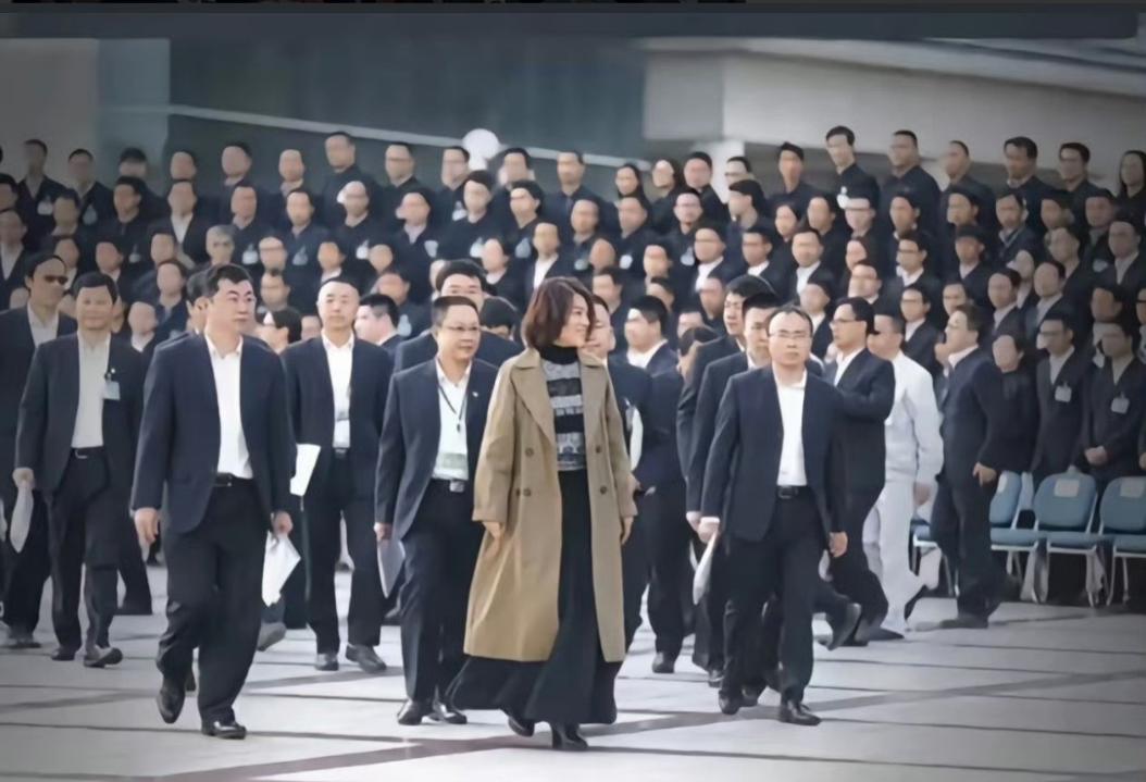 终于有一个女人能如此强悍在一群男人的世界里杀出来看见董明珠独自走在全球经销商队伍