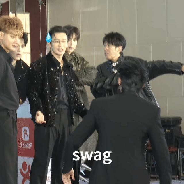 王鹤棣靠游戏王征服爆闪团所有人 猜句子环节直接硬控全场！王鹤棣逻辑全程在线，肢体