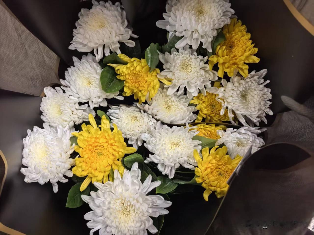 到了墓地，我扣响盖板：“爸，开门！我妈来了！”中国人讲究个入土为安，去年我弟弟