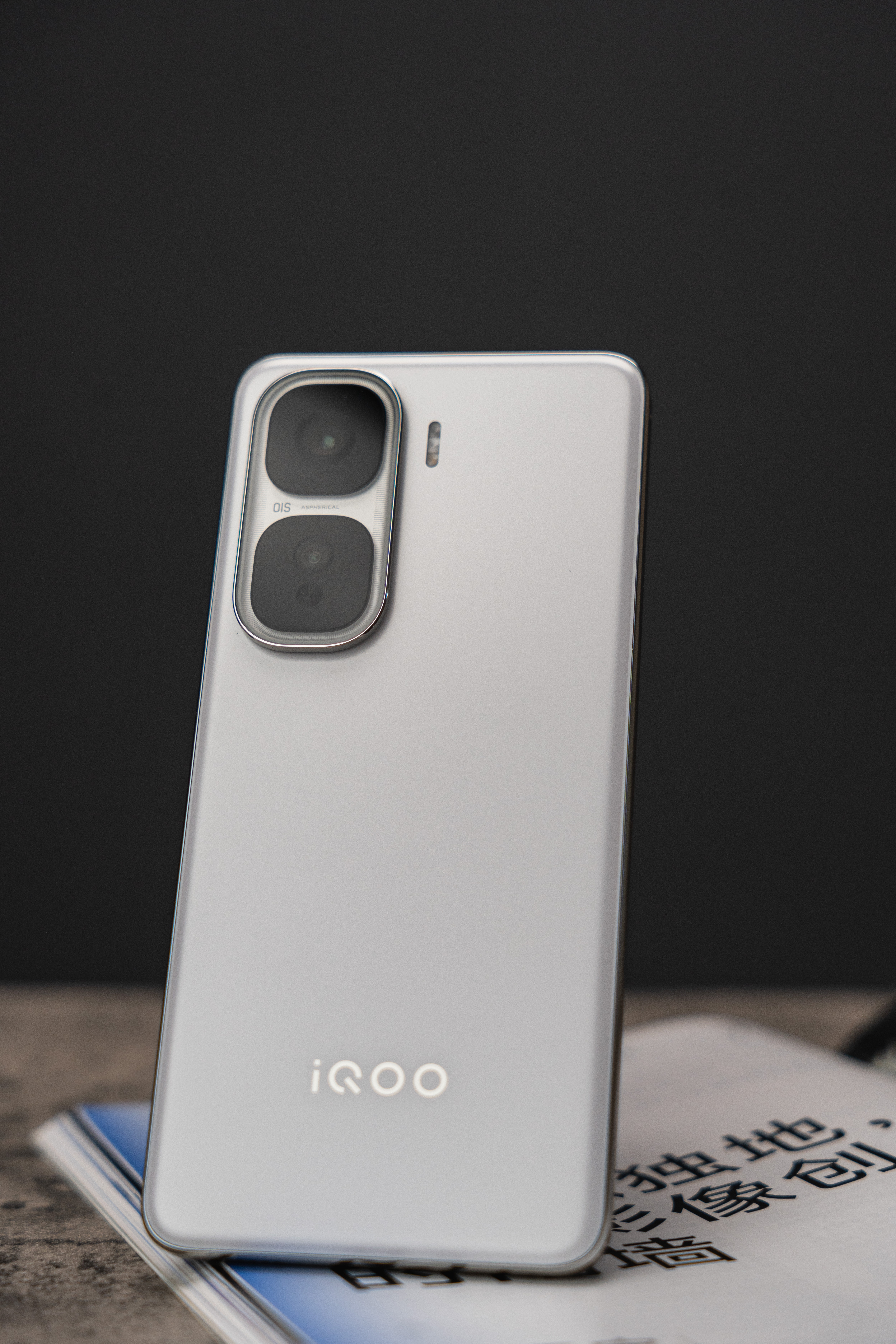 iQOONeo10Pro+「驰光白」，这外观颜值大家先来打个分，满分10分