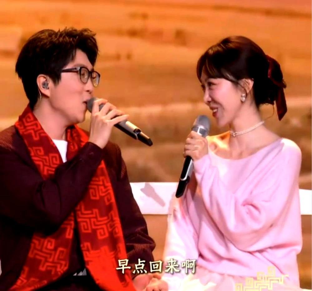 顶级舞台的直播现场，最昂贵的设备有时抵不上一个人的肩膀。2026年元宵晚会