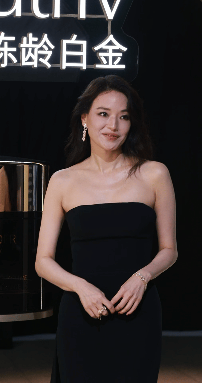 舒淇像从画里走出来的别人穿黑裙是性感，舒淇穿黑裙是“仙气”举手投足都