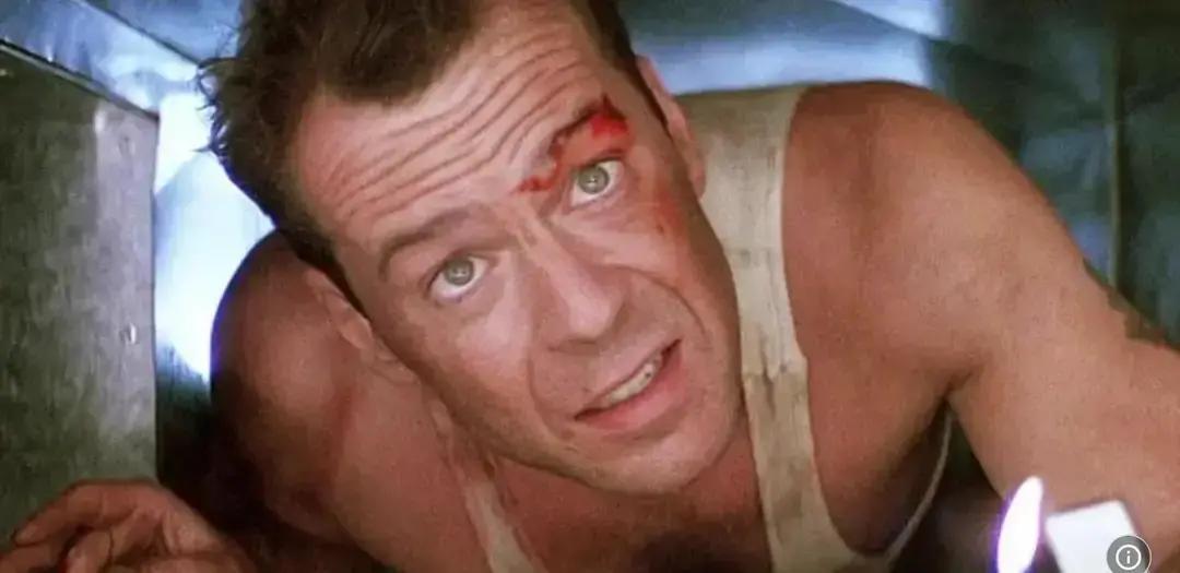 当年这部“爽片”有多野？布鲁斯·威利斯赤膊钻通风管，Zippo一点，直接点