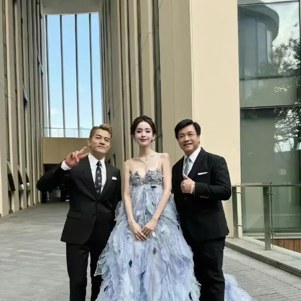 古力娜扎右边的大叔看着好眼熟，就是叫不出名字来。￼￼
