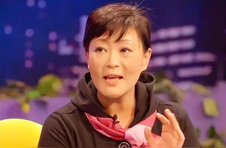 戴志诚跟杨蕾离婚，娶了师婶。十年后，两人再次相遇，只见戴志诚热情的想要握手，而杨