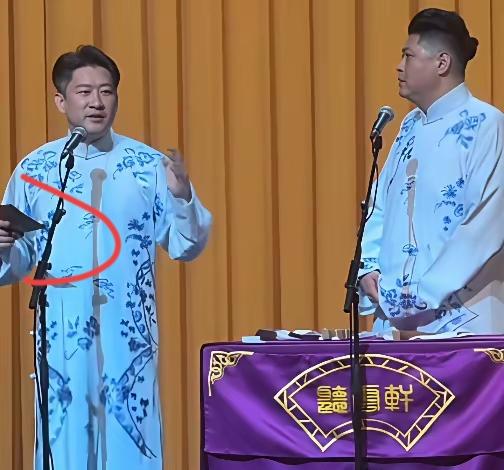 看过曹云金相声的观众都知道，他每次说相声，都有一段读小纸条的保留节目，内容是观