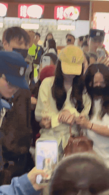 能不能注意点安全？都把陈都灵挤哭了