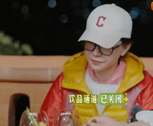 陈数在集体活动中显得有点不太合群。吃饭的时候，大家热热闹闹，说说笑笑，唯独陈数低