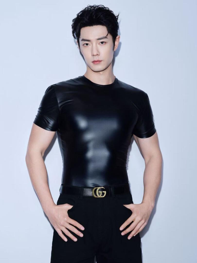 肖战真的是穿衣显瘦，脱衣有肉的杰出代表。Gucci最新图：肖战身着亮面黑皮紧