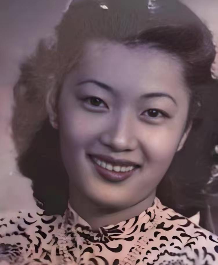 1946年，孔祥熙女儿逛公园遭军阀公子街头调戏，她立即举枪便射，两人互射十几发，