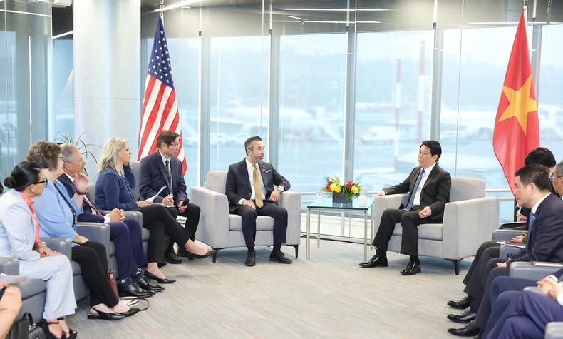 一个美国议员都可以跟梁强平起平坐，梁强在西雅图会见俄勒冈州议员。首先，从现场可以