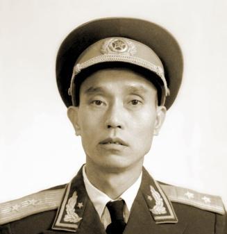 1947年，一名解放军师长，大腿根部受伤住院。这时，一19岁女护士来到他的病房，