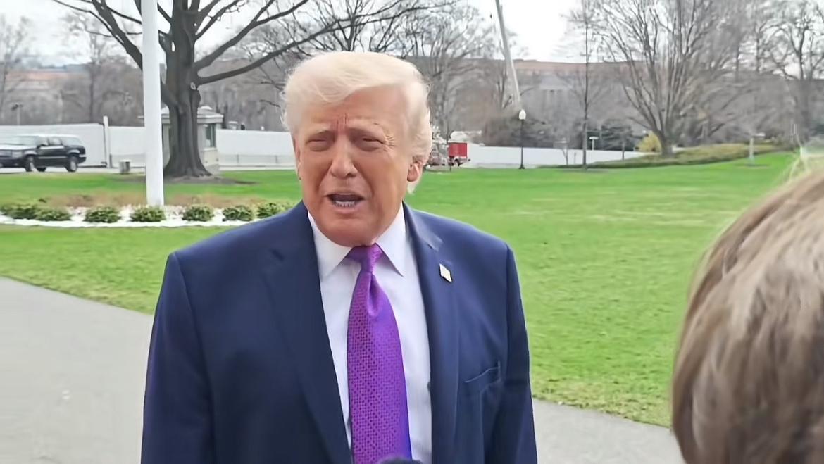 川普在白宫草坪面对记者讲话，他说这场战争随时可以结束，对方海空军没了，几乎没了防