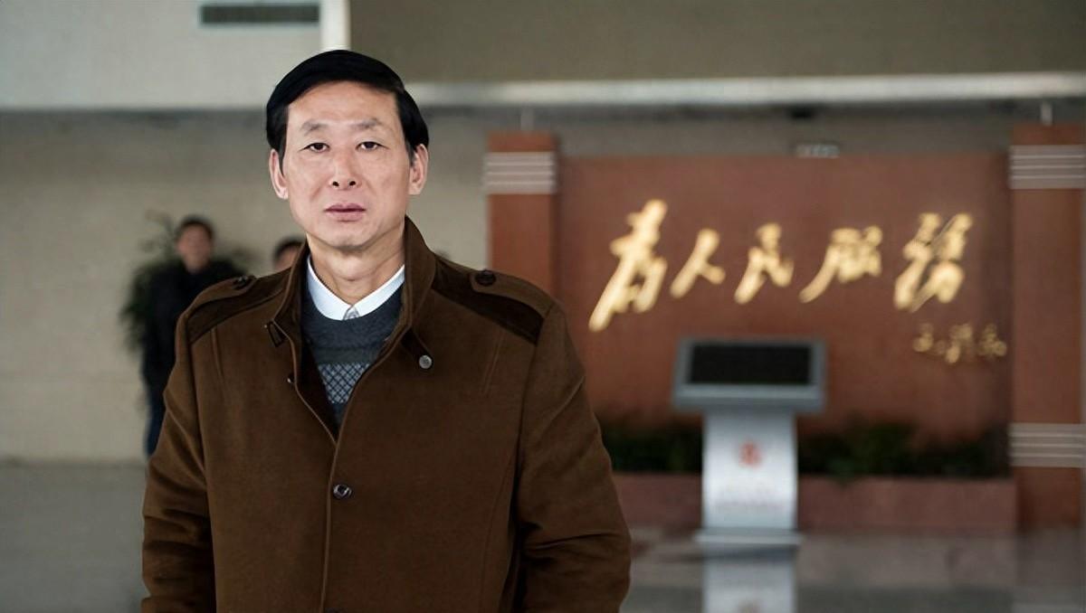 一个普普通通的公务员，媳妇在家被人害了，他打110报警，结果倒成了杀人犯。这案子