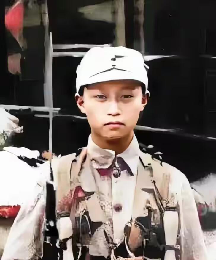 1938年台儿庄战役期间，16岁的广西“狼兵”韦容松奉命侦察一处失联阵地，途中他