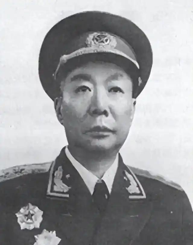 1950年新疆骑兵第七师突然叛乱，2500名士兵系白布条冲锋，王震派战车团封天山