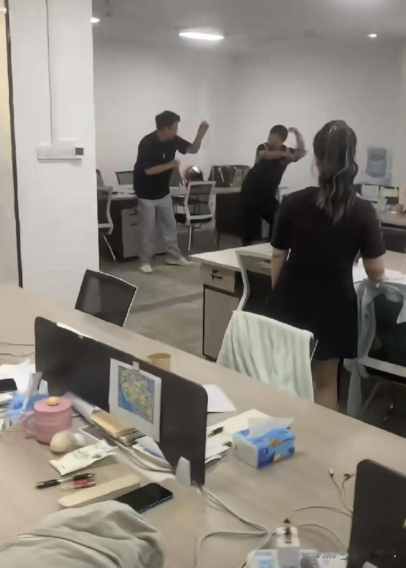 昨天去公司加班，晚上打车回家，司机挺健谈，上来就说大周末的还加班，够辛苦的，我说