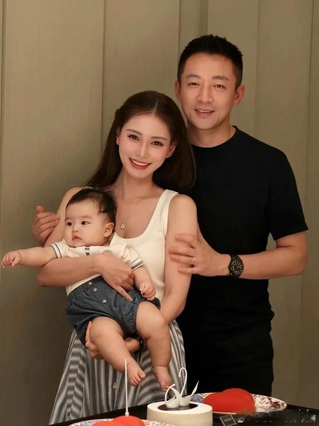同样是汪小菲，两张全家福照片，愣是拍出了两种人生。​