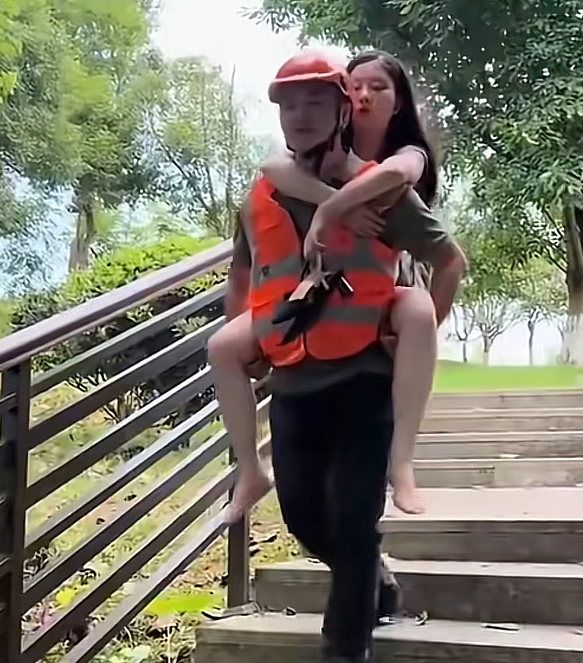 女朋友非要穿高跟鞋爬山，最后叫了个跑腿给背下去的！