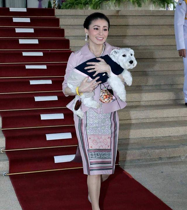 苏提达王后绝对是爱狗人士一枚，她抱狗那个姿势好宠哦。她应该也是位好母亲，但她当王