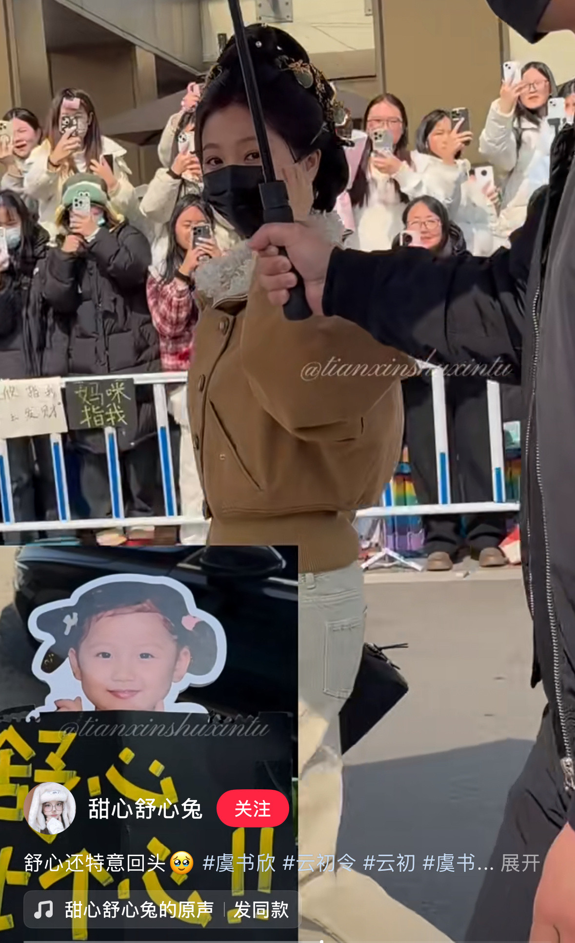 宝宝真的好宠还特意回头比心