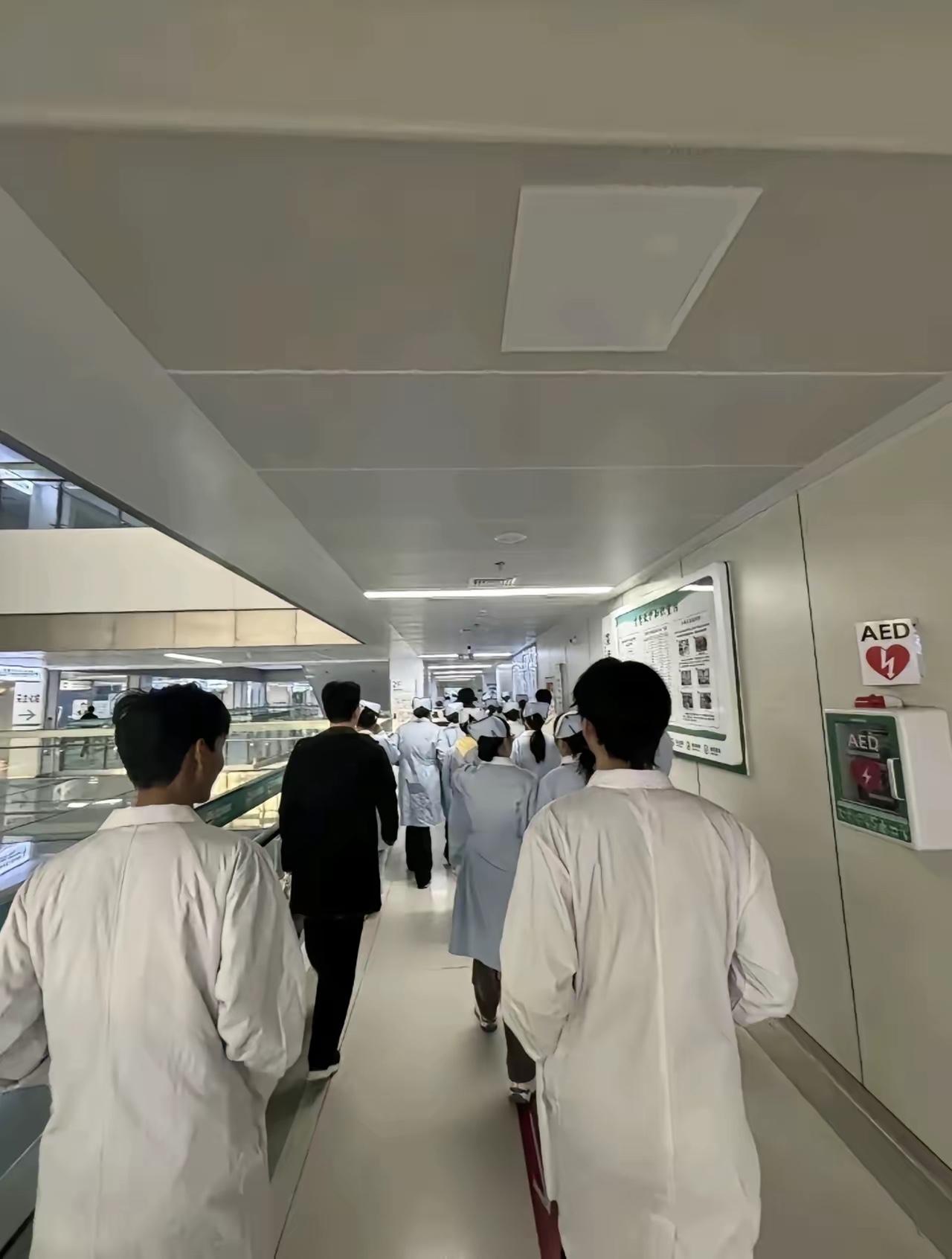 为什么今年医学院校的分数暴跌了，那是因为医学生太苦了！​我侄子今年高考，考了六
