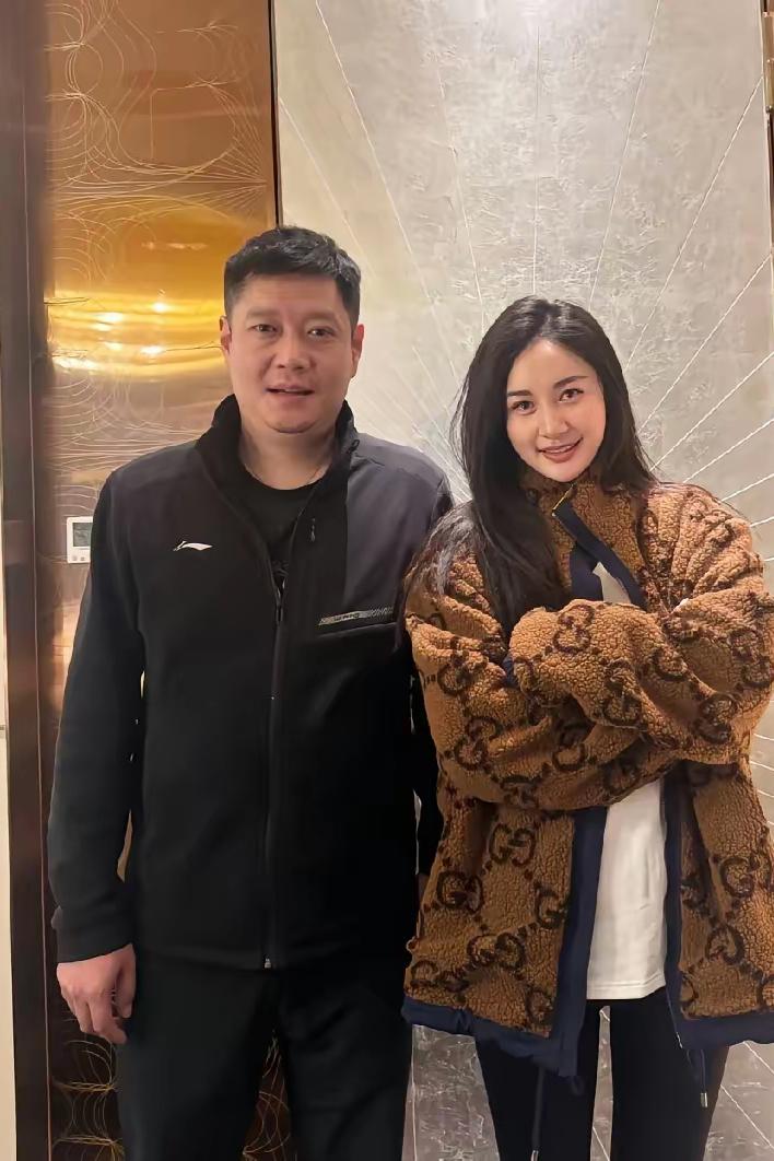 莎莎的师父邱贻可夸媳妇很直接，他表示：没有文伟，就没有今天的我，我欠家里太多。”