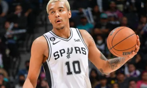 马刺记者PaulGarcia在个人社媒上报道了马刺的交易流言情况。Paul