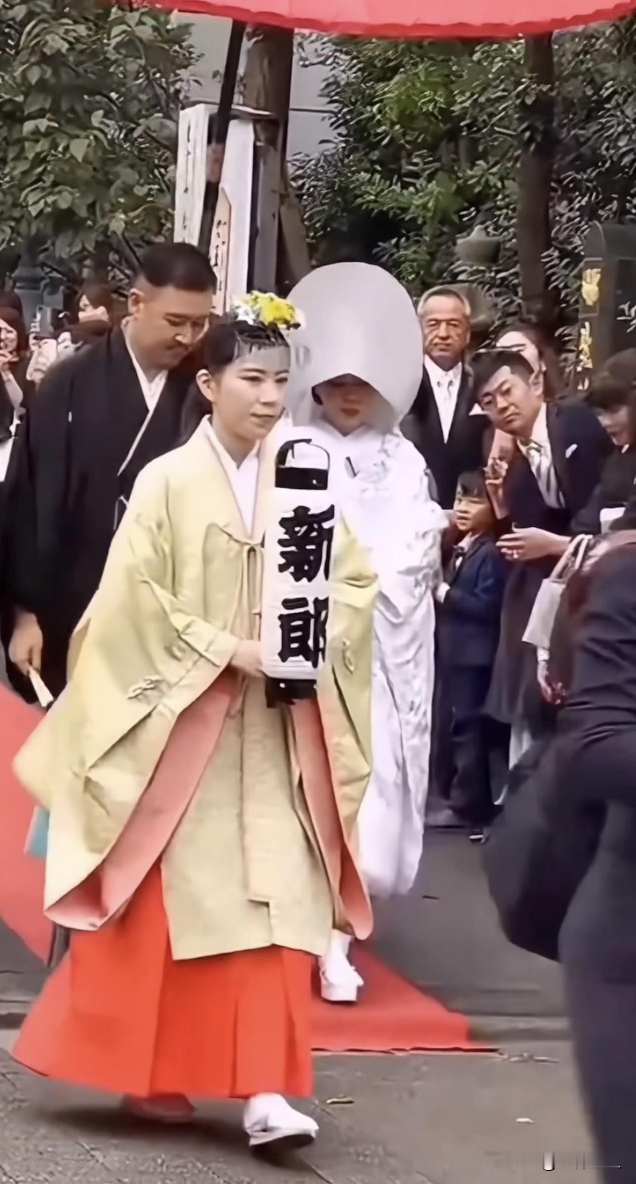 韩国人结婚，就是这么奇葩。接亲队伍清一色白色服饰，头戴白布帽，浩浩荡荡走在街