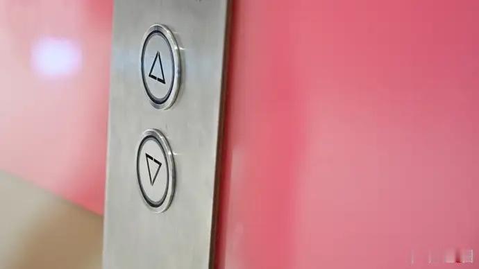 上海，女子给父母买了一套位于6楼的房子，却被告知她家无权使用电梯，女子一打听才得