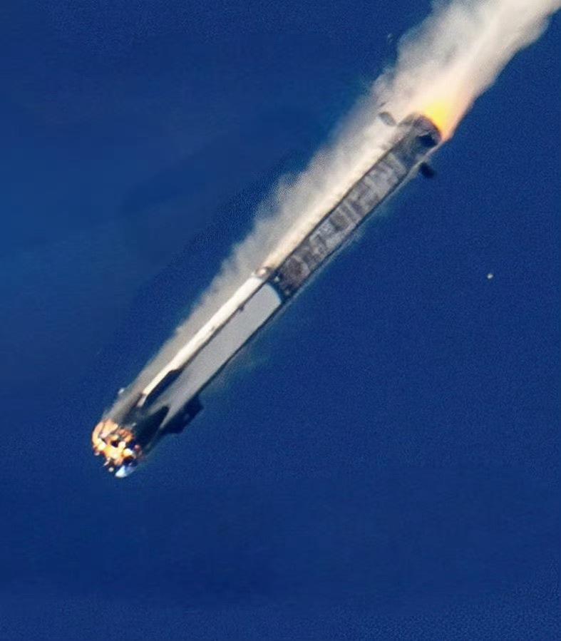 长征十二号甲一级火箭回收时的清晰图片来了，可以看到发动机喷口处似乎发生了爆炸损坏