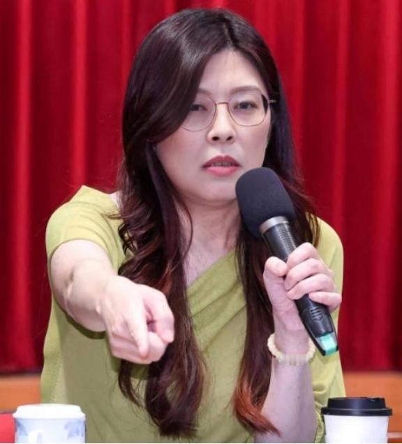 郑丽文突喊“宁可一战保卫台湾”，国民党“独台”立场曝光，内部分裂问题浮现。最近，