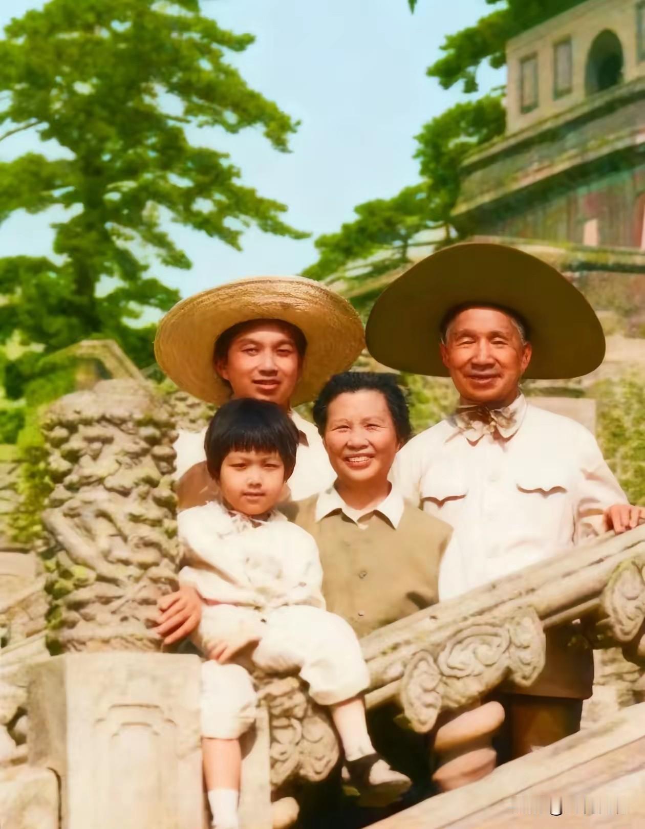 粟裕将军晚年的这张照片，给人留下了深刻的印象，他戴着大大的草帽，面容非常的慈祥，